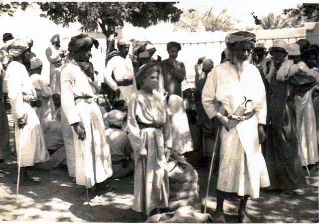 nizwa towns folk.jpg